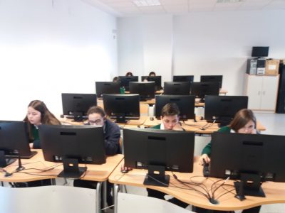 Alumnos del Colegio Ruta de la Plata de Almendralejo (Badajoz) realizando el concurso