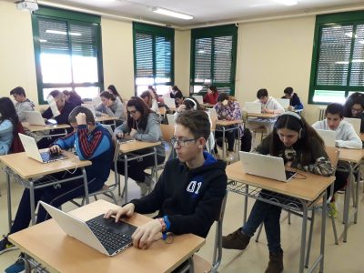 IES CARPETANIA, YEPES (TOLEDO)
Ya llevamos varios años participando en el concurso. En esta edición son 158 alumnos de diferentes niveles los que se han presentado y cada año es mayor el número de alumnos que se presentan. Esta actividad les resulta muy motivadora, ya que hay una sana competitividad entre ellos por conseguir el primer puesto; así mismo, la preparación para el concurso on-line les ayuda a mejorar su nivel de inglés.