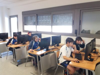 Alumnos del Colegio Ruta de la Plata de Almendralejo (Badajoz) realizando el concurso