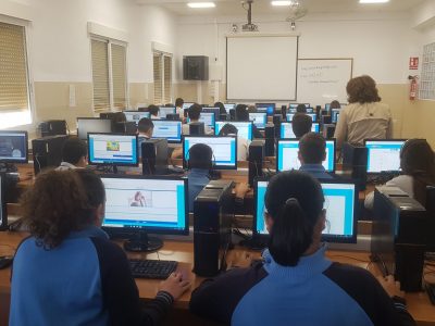 COLEGIO CALASANCIO ALICANTE, llevo desde las 8 de la mañana pasando grupos al aula de informática y puedo decir que ha sido un éxito rotundo y que los alumnos han contestado todas las pregutnas del examen. Sólo deseo que lo hayan hecho correctamente. El 14 lo sabremos. Muchas gracias por poner en marcha estas iniciativas que tanto ayudan a los profesores de inglés. Un beso