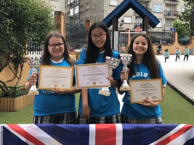 Alba Ubeira Rodríguez y Alisson Guerra Ochoa (en los extremos), campeonas regionales y SUBCAMPEONAS de España en 3ºESO, y Sheila García Puga (en el medio), CAMPEONA de España de 1ºESO. El CPR. Plurilingüe Santiago Apóstol de Ponteareas está orgullosísimo de vosotras. Enhorabuena!!!