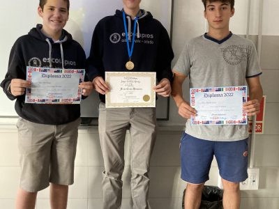 Alumnos de 3º ESO orgullosos con sus diplomas de The Big Challenge, Colegio Loyola pp. Escolapios, Oviedo