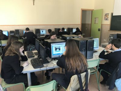 Alumnos del Colegio Sagrada Familia de Alicante reslizando la prueba online del concurso.