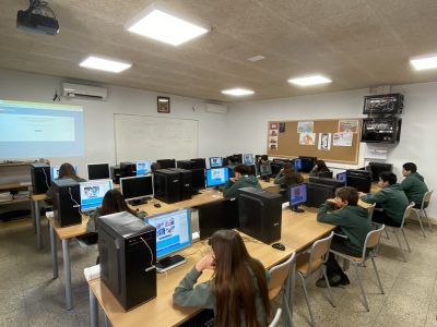 Colegio Santa María, Ontinyent (Valencia)
Un año más participando toda la etapa de secundaria en este maravilloso concurso que nos impulsa a mejorar nuestro inglés y sumergirnos en la cultura anglosajona.