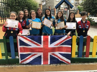 Los premiados con su orgullosa profe. CPR. Plurilingüe Santiago Apóstol-Ponteareas