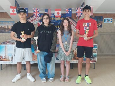 Florian Jahelezi y Daniel Elío posan con la copa de campeones de Alava. Ángela segunda de la provincia, acompaña a Alba Vega, cuarta clasificada de España 
COLEGIO PAULA MONTAL
Vitoria-Gasteiz