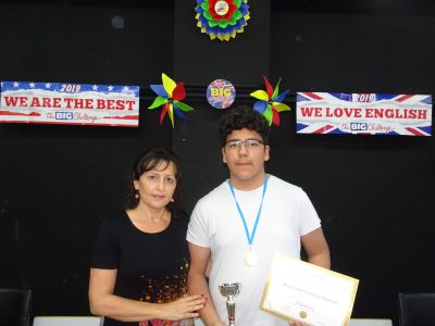 DON BENITO
IES CUATRO CAMINOS
ALUMNO: JOAQUÍN GRASSINO RUIZ gana Primer Premio Provincial del nivel 3ºESO. La coordinadora del concurso en el centro, Marta Fernández Meneses, entrega el premio en la ceremonia.