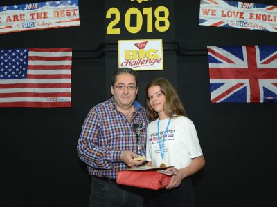 Beatriz, campeona del Big Challenge junto al Director del IES Cuatro Caminos de Don Benito​​​​ (Badajoz). ¡Enhorabuena!