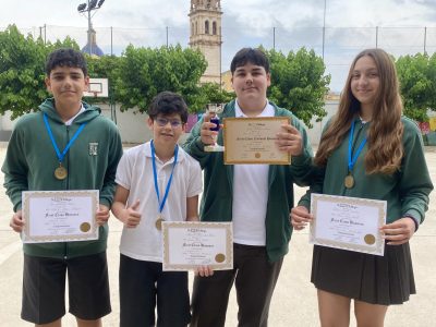 Colegio Santa María, Ontinyent (Valencia), España.
Entrega de diplomas, medallas y copa al alumno posicionado noveno a nivel nacional.
¡Enhorabuena!