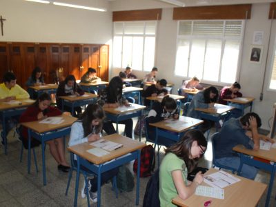 Colegio Plurilingüe Sta. Teresa de Jesús (Carmelitas Vedruna)-Ourense-España. Alumnos de Secundaria realizando la prueba