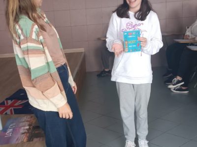 IES CRUZ SANTA, Los Realejos (TENERIFE). Una de nuestras alumnas recibiendo una de la agendas como premio a su esfuerzo.