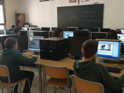 A las 8 de la mañana empezábamos el examen para 4 cursos de ESO en el Colegio Santa María de Ontinyent, Valencia. Gracias a la colaboración de todo el equipo docente, M José Solís, la profesora de inglés ha podido asistir a los alumnos durante el examen.