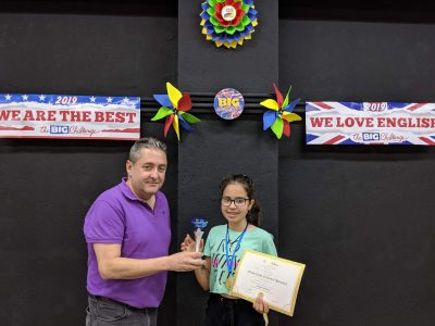 DON BENITO
IES CUATRO CAMINOS
ALUMNA: ANDREA SOLÍS CARRASCO gana Primer Premio Provincial del nivel 1ºESO. El director del centro, Juan Ruiz Fernández, entrega el premio en la ceremonia.