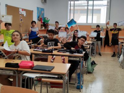 INS Joan Segura i Valls de Sta. Coloma de Queralt.
Ha sido una experiencia muy enriquecedora para todos, se lo han pasado muy bien durante el año practicando con sus juegos y les han encantado los regalos.
Muchas gracias