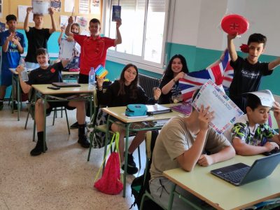 INS Joan Segura i Valls de Sta. Coloma de Queralt.
Ha sido una experiencia muy enriquecedora para todos, se lo han pasado muy bien durante el año practicando con sus juegos y les han encantado los regalos.
Muchas gracias