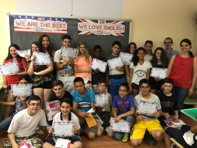 Alumnos de 1º ESO del IES Gregorio Marañón de Madrid, recogen sus premios la mar de contentos.