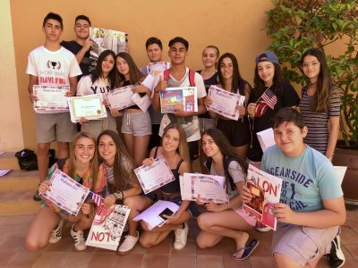 Col•legi Cultural (Badalona).
Third ESO pupils getting their gifts!