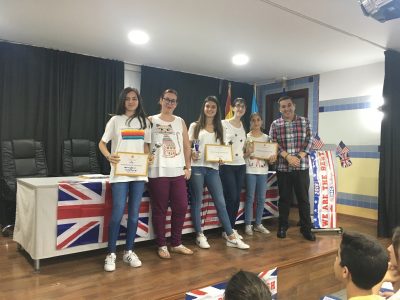 MELILLA - IES MIGUEL FERNÁNDEZ - Foto con las ganadoras del concurso por niveles