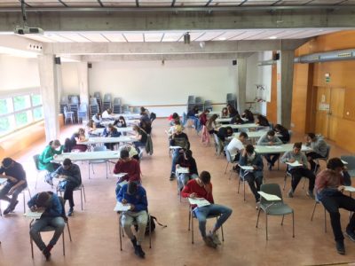 Instituto Can Roca, Terrassa. Los alumnos de 2º y 4º trabajando duro para sacar la mejor nota.