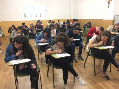 Colegio Corazòn de María, Zamora.
Pupils of 3° ESO taking the examinarion!!