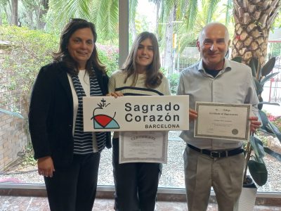 BARCELONA - Colegio Sagrado Corazón - Corazonistas- Ganadora del concurso nacional junto a la Directora y el profesor de inglés.
