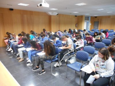 Logroño, La Rioja, España. El nombre del centro es IES Comercio. Los alumnos están concentrados en el examen.