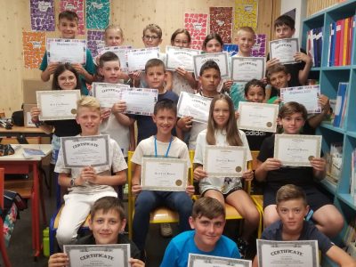 Ecole élémentaire Victor Elie Louis
Classe de CM2
Remise de diplômes et de cadeaux avec le sourire
Merci à vous pour ce super challenge !