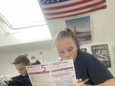 Mathilde et Timéo en pleine réflexion au collège Saint Georges de Salbris. Esprit Big Challenge !