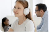 Élève écoutant un podcast