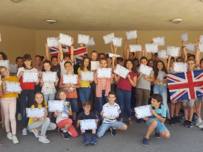 Valréas, Collège Saint Gabriel (Vaucluse)
Les élèves de 6ème, fiers et ravis de présenter leurs diplômes et leurs prix !