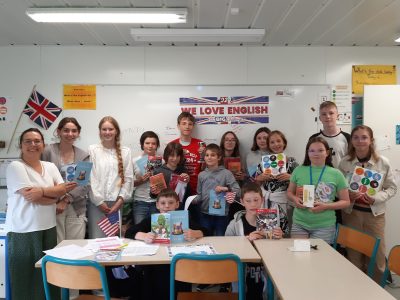 Des élèves ravis de recevoir leurs récompenses en juin dernier!