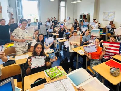 Et voici la classe 53 du Collège St Joseph du Parchamp 92100 Boulogne après la remise des prix et la distribution des lots.
Tous très heureux d'avoir participé. Merci pour cette gigantesque organisation, vous donnez l'envie aux élèves de progresser.
V. Cichowlas