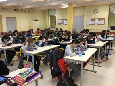 Les 6èmes du collège Les Goélands à St Rambert d’Albon très concentrés dans leur activité.