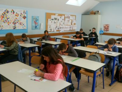 Les élèves de 6ème B du collège Laurent Monnier à Saint-Aubin (39) très studieux pendant le jeu concours !