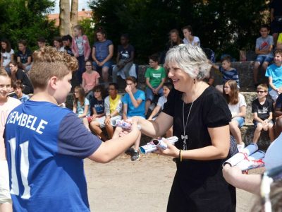 Séminaire de Jeunes, Walbourg.
A 6ème student receiving his prize