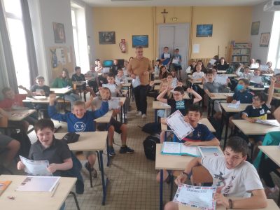 Loudun Collège Chavagnes
Distribution des diplômes et les cadeaux - super fin de l'année scolaire en anglais!