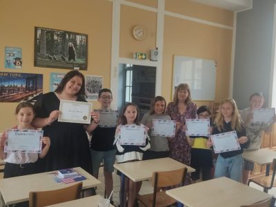 Loudun Collège Chavagnes - Des élèves contents d'avoir participé au concours, avec leur professeur d'anglais.