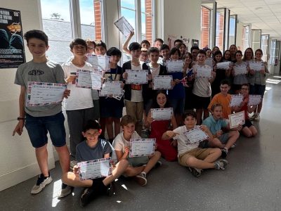 Collège Le Caousou, Toulouse. Classe 5°7 Ce jeudi 19 juin, nous avons  célébré avec enthousiasme la remise des diplômes et des prix du concours The Big Challenge, qui a une fois de plus mis en lumière l’investissement et le talent de nos élèves en anglais.

Le moment fort de cette cérémonie a été la distinction de 12 élèves de 5e, qui se sont brillamment hissés parmi les 50 premiers du département. 
Un résultat exceptionnel qui témoigne du sérieux de leur préparation, de leur motivation !