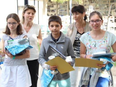 Cérémonie de remise des prix du Big Challenge avec nos trois meilleurs élèves Lucie PORTALEZ 1ère nationale des 6èmes, Lucie BROOKER et Yannis GLEIZES.
Les professeurs (Mme BOS et Mme HAUVETTE) sont très fières!