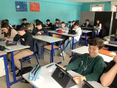 St Thomas , Roncq: «  Je suis un peu stressé, est ce que ça va compter dans ma moyenne ? »
«  Ça dure combien de temps ? »
Niveau 5 e, classe 5e1