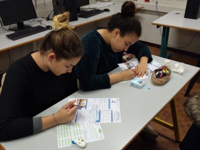 Victoria et Hind, élèves de 4e du collège Jacques Prévert de St Orens (31) en pleine réflexion linguistique !