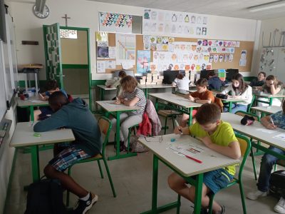 Orléans collège privé la Croix Saint Marceau.
Les élèves de 6 ème en pleine concentration.