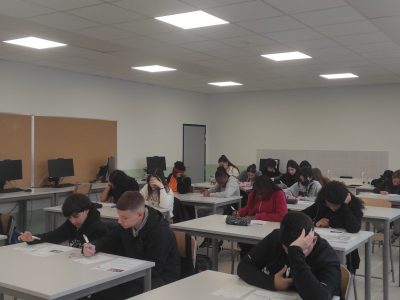 Les élèves de 5éme extrêmement concentrés au collège Solveig Anspach à Montreuil dans le département du 93.