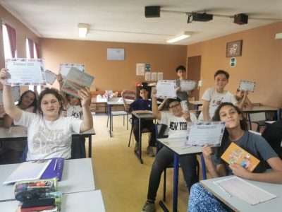 Hello,
Here are my pupils from years 7 and 8 ( Classes de 6èmes et de 5èmes) at Gan Ami High School, in Marseilles.
Mrs BENAMO, English Teacher