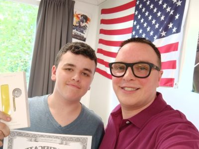 COLLEGE PRIVÉ LACORDAIRE de Mons-en-Barœul

Luka BERISHA en classe de 4ème pose avec son professeur d'anglais M. BAUDRY, lors de la remise des prix du Big Challenge !

Félicitations pour son superbe score !
1er du collège sur 47, 21ème du département sur 840 et 553ème au niveau national sur 23 633 !