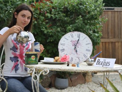 Hello there!
My name's Julie and i'm living near Rochefoucauld. I'm twelve, and i was so exited to take that picture! in mine, we can see the delicious Britains Scones of my mother, the rose (england symbol), and it's 5 pm, so it's Tea Time!
Like I'm a great fan of Harry Potter, i've add Harry, Dumbledore and Edwidge ♥
If you search, you will also find The Beatles, my english mug and England colored pencils! 
I really hope you'll love my picture!
See you soon!
Kind Regards,
Julie COGULET