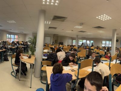 140  élèves de 6 ieme du Collège des Baous dans l’arrière pays Niçois ( St Jeannet ) ont  étudié d’arrache pied le sujet du Big Challenge . C’était un peu compliqué la logistique pour caser tout ce petit monde mais avec les chaises renversées les élèves étaient tous séparés et vite concentrés ! Une belle action! 
Mme Paul Perrin Valérie organisatrice depuis plus d’une décennie .