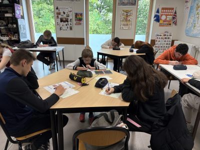 Les élèves du Collège Calmette et Guérin d’Ecueillé (36) très concentrés afin de faire de leur mieux pour cette édition 2025 du concours du Big Challenge !