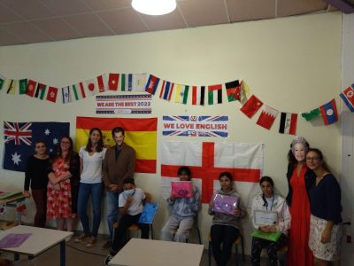 Saint Benoit de La Réunion, collège Alexandre Monnet. Les grands vainqueurs du concours de chaque niveau entourés de l'équipe d'anglais et de deux invités très spéciaux: Queen Elizabeth et le roi Felipe d'Espagne (avait lieu en même temps la remise des prix d'un concours d'espagnol)! Let's celebrate!