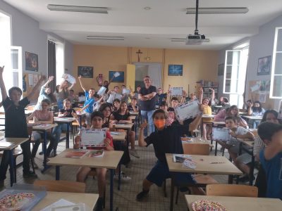 Collège Chavagnes, Loudun - le Directeur M. Adam remet les prix et les diplômes aux participants.